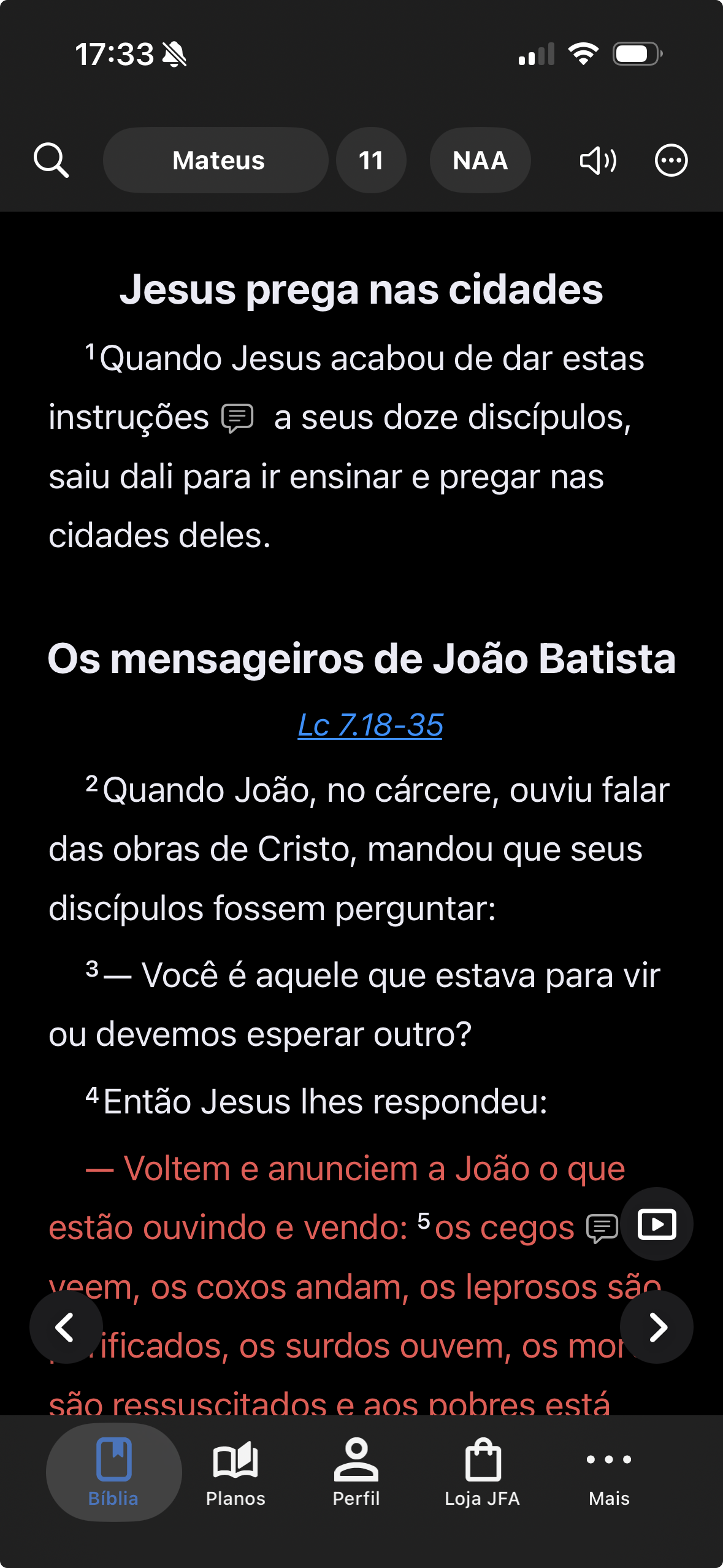 Leitura de Gênesis no tema escuro do app Bíblia JFA